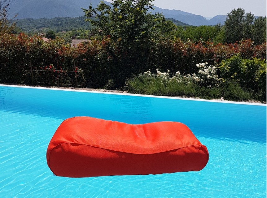 Lettino galleggiante in tessuto morbidissimo da piscina