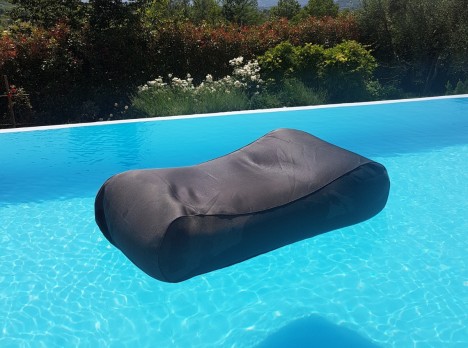 Lettino galleggiante in tessuto morbido grigio