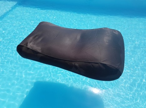 Lettino galleggiante per relax in piscina