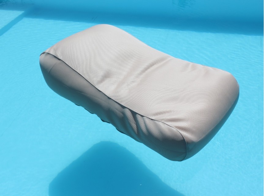 Lettino ergonomico imbottito per piscina