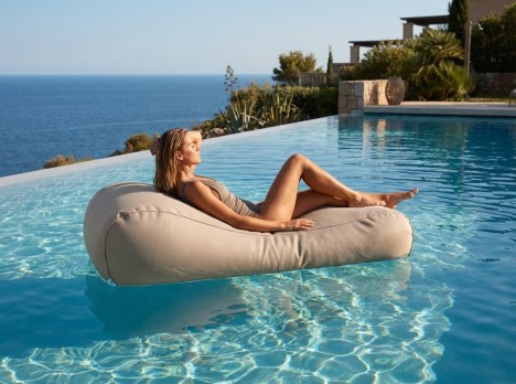 Lettino galleggiante in tessuto morbido tortora