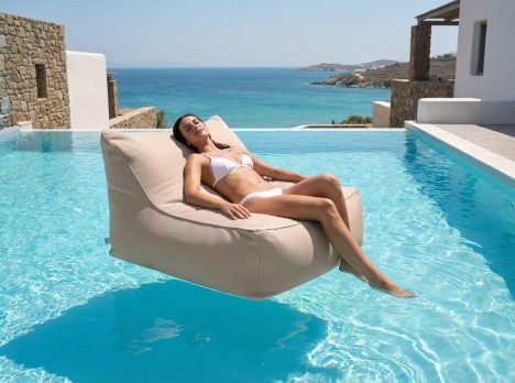 Poltrona galleggiante in tessuto per piscina, colore tortora solare per valorizzare lo spazio esterno