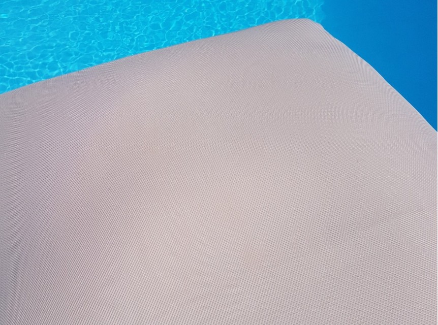 Dettaglio tessuto alveolare a nido d’ape della poltrona galleggiante Aqua tortora, drenante e stabile in acqua