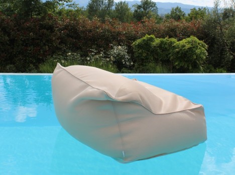 Seduta galleggiante imbottita per piscina, alternativa elegante ai materassini gonfiabili tradizionali