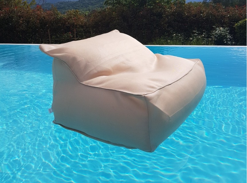 Poltrona galleggiante Aqua tortora vista laterale, forma ergonomica e massima stabilità sull’acqua