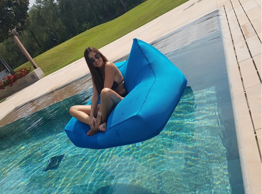 Poltrona morbida galleggiante per relax in piscina