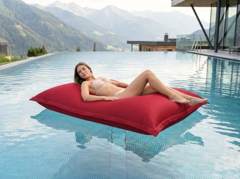 Giant floating pouf in red