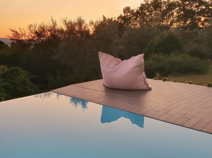 Cuscino gigante galleggiante per piscina in tessuto tortora 2