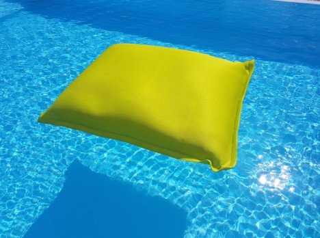 Cuscino XXL per galleggiare in piscina nel massimo comfort