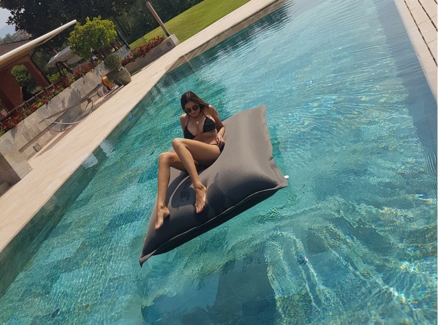 Maxi cuscino galleggiante per piscina di colore grigio