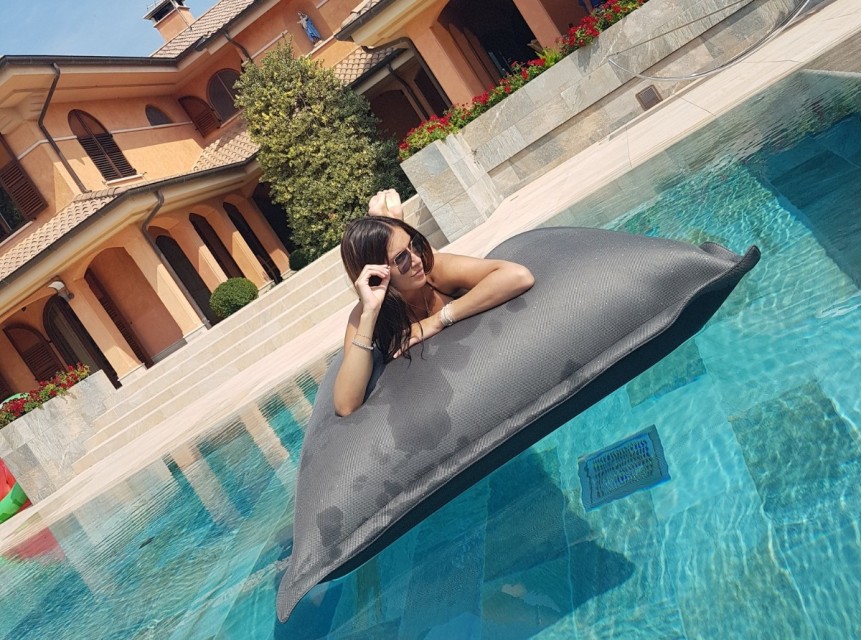 Pomodone galleggiante per piscina colore grigio
