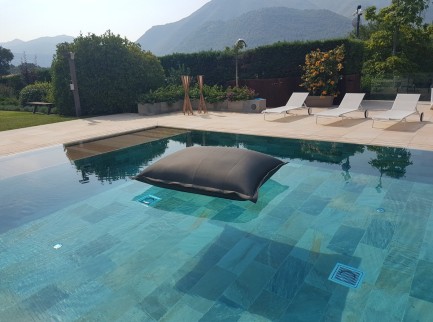Cuscino gigante per piscina galleggiante in tessuto grigio 2