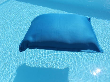 Cuscino XXL per galleggiare in acqua nel massimo comfort