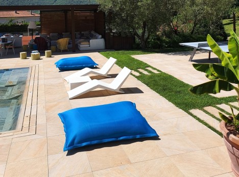 Cuscino galleggiante per relax in piscina e fuori