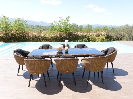 Tavolo da esterno di design in fibra sintetica