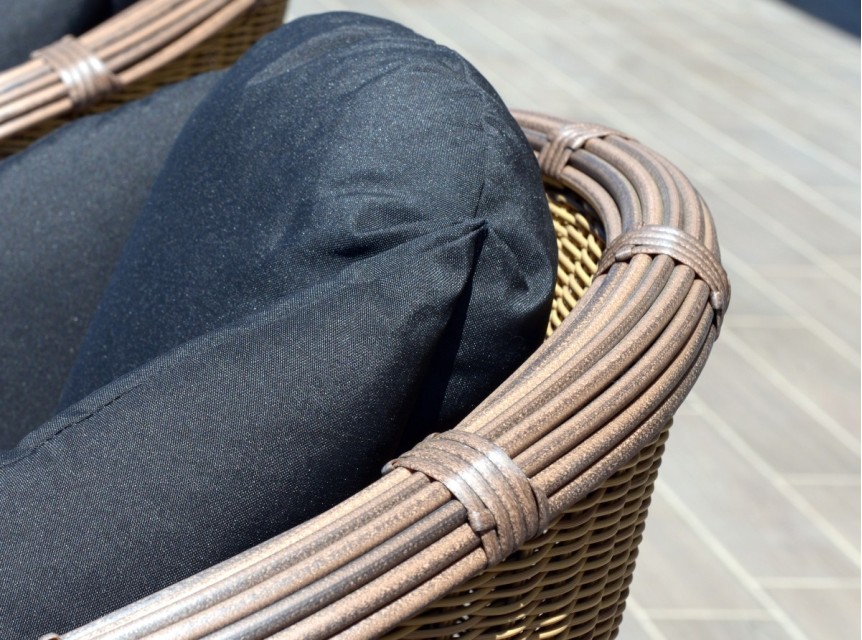 Poltrona con cuscini da esterno di design