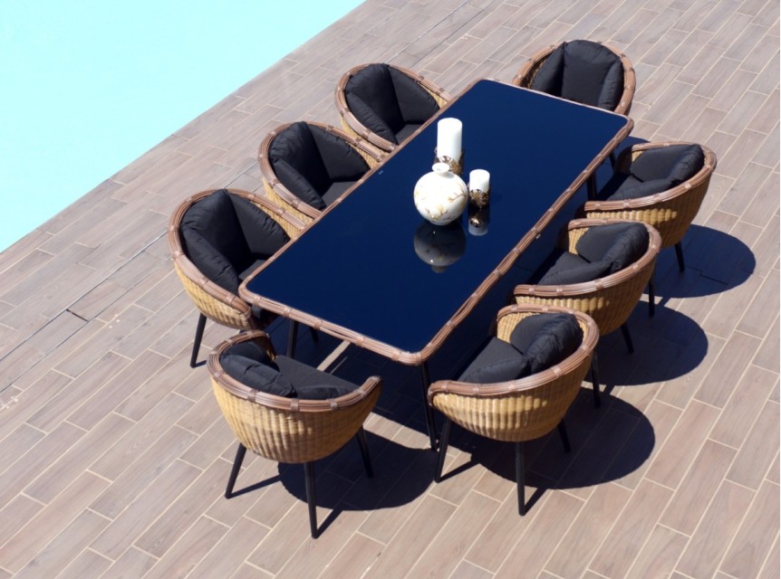 Grande tavolo da giardino dal design esclusivo