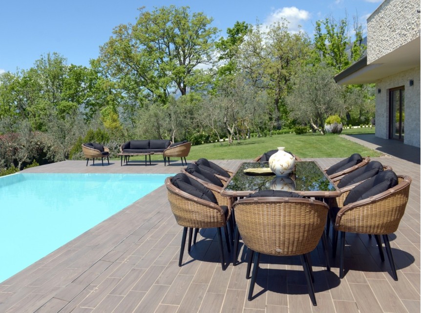 Tavolo di design per esterni eleganti