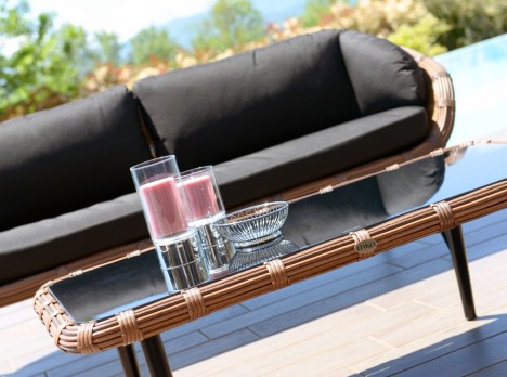 Linee curve e accoglienti per un divano che invita al relax assoluto, punto focale del tuo spazio aperto.