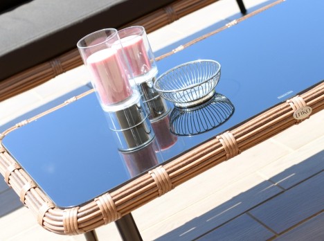 La poltrona Kodia offre una seduta profonda e avvolgente, supportata da cuscini ad alta densità.