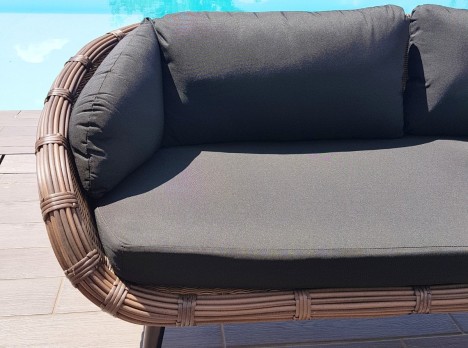 Funzionalità ed estetica si fondono nel tavolino basso, completando l'armonia visiva del set.