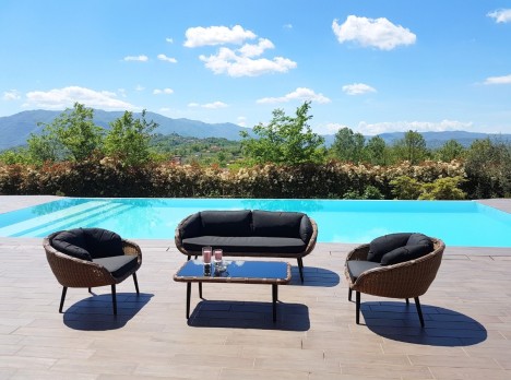 Zoom sui cuscini neri di alta qualità: tessuti idrorepellenti, morbidi al tatto e facili da pulire.