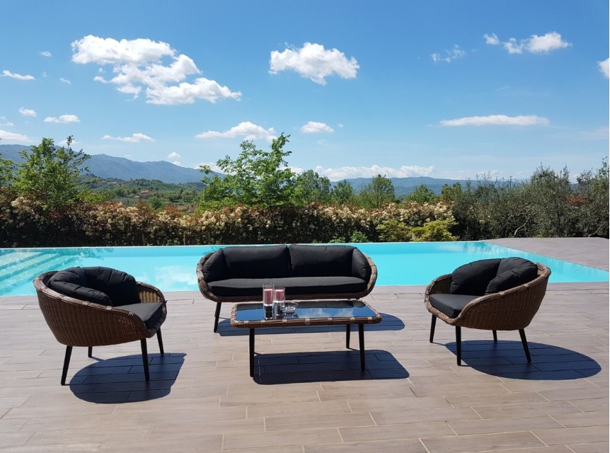 Ogni giuntura e chiusura è curata nei minimi dettagli per garantire solidità ed estetica pulita.