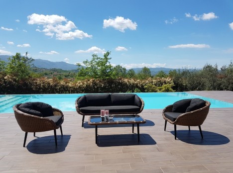 Ogni giuntura e chiusura è curata nei minimi dettagli per garantire solidità ed estetica pulita.