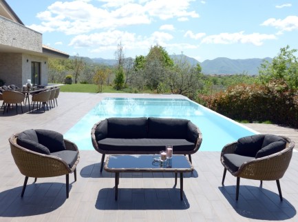 L'eleganza incontra la natura: Il salotto Kodia al completo, una sintesi perfetta di design contemporaneo e comfort outdoor.