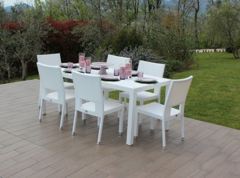 Set da pranzo per esterno con sedie in rattan bianco