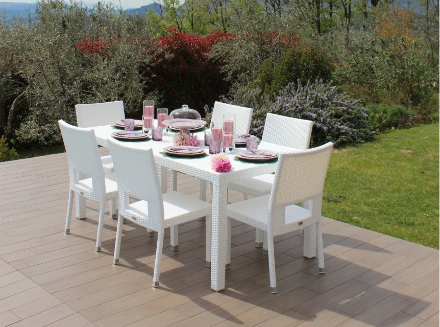 Tavolo da esterno con sedie impilabili in rattan sintetico bianco