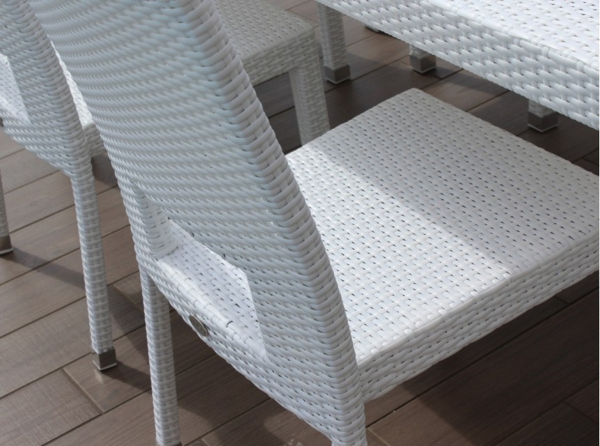 Tavolo sei posti da giardino in rattan bianco