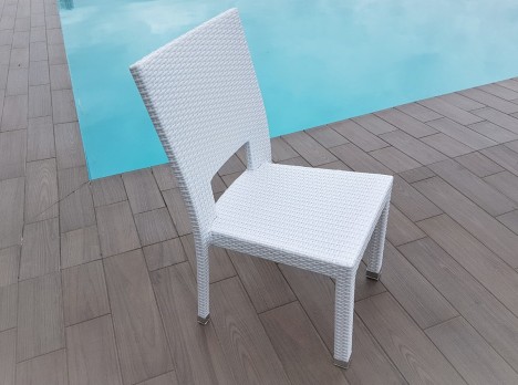 Sedia impilabile in rattan bianco per arredo bar