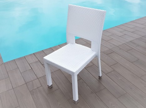 Sedia per esterno bianca impilabile