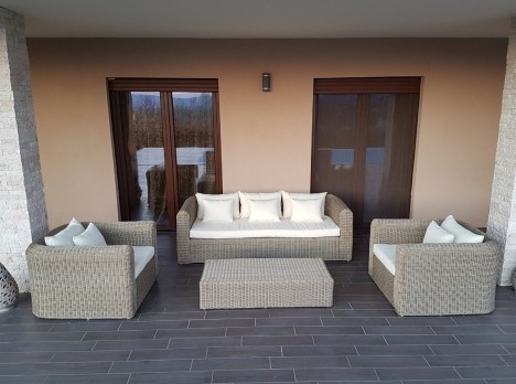 Salotto da esterni in midollino sintetico colore naturale