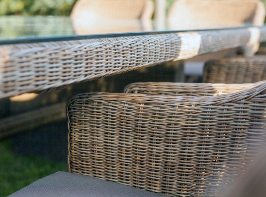 Set da pranzo per esterno con tavolo e poltrone stile classico