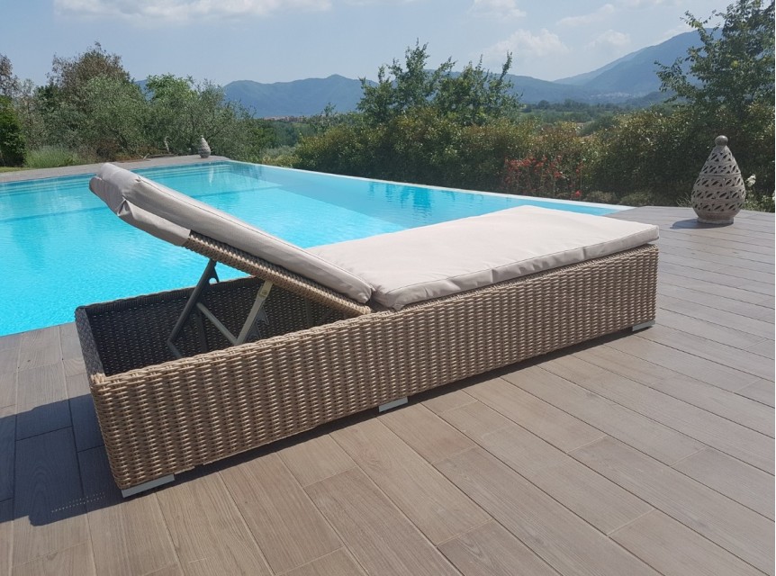 Lettino da esterno di design intrecciato a mano