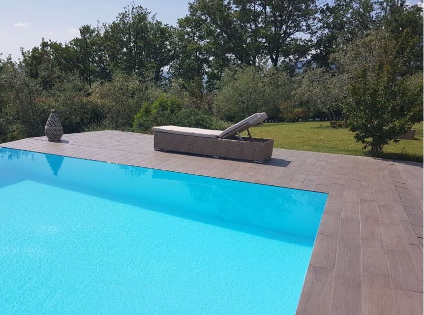 Lettino da piscina con schienale recrinabile