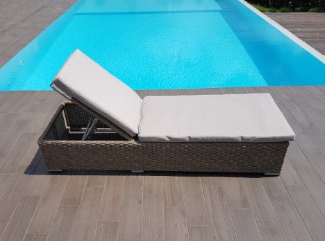 Lettino in fibra sintetica per piscina