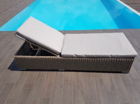 Lettino piscina con materassino morbido