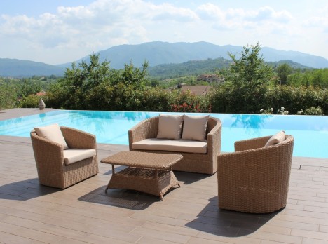 Salotto da esterno di design dai toni naturali