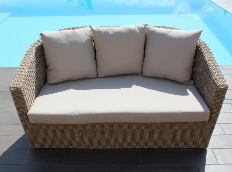 Ampio divano per esterno con braccioli ergonomici