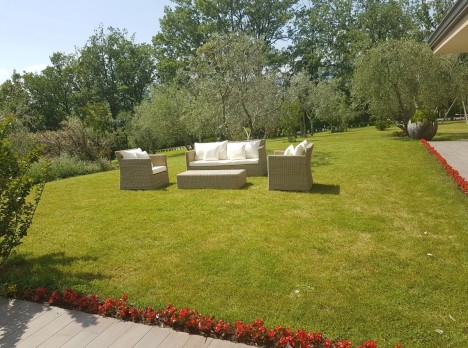 Divano da giardino intrecciato a mano con midollino sintetico