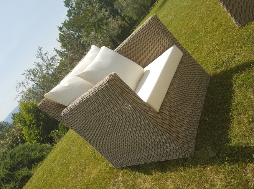 Poltrona per esterno dal design minimale con intreccio artigianale