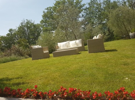 Salotto di design per esterni in colore naturale