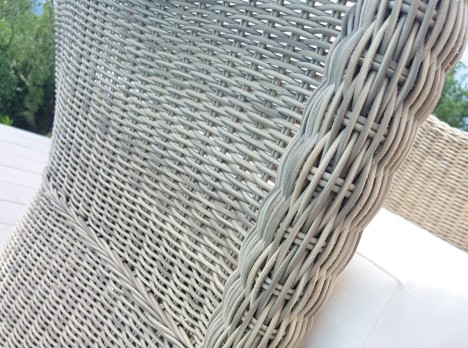 Salotto da esterno Vilena ambientato in giardino con arredo outdoor elegante