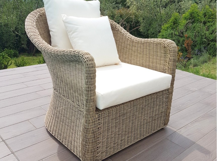 Poltrona da esterno Vilena con seduta ampia e design classico senza tempo