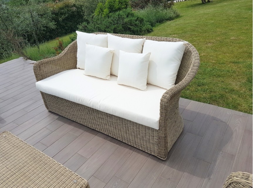 Divano tre posti Vilena con struttura in alluminio e intreccio artigianale