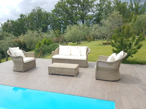 Salotto da giardino Vilena in stile classico intrecciato con fibra sintetica effetto midollino naturale