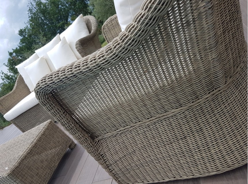 Dettaglio laterale del salotto Vilena che valorizza le curve e l’intreccio